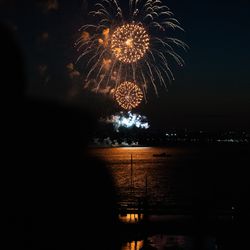 />” /> </p>
<p>Alpha 1’deki video, 10 bit 4:2:0 H.265’te çok etkileyici 8K 30 fps’de öne çıkıyor.</p>
<p>Özellikle NYC’deki bu son derece sıcak günlerde kamera dokunulamayacak kadar ısınırken, ısı ödeneği ayarı yüksek olarak ayarlandığında aşırı ısınma nedeniyle kaydı hiç durdurmadı. Gerald Undone, uzun süreli 8K video üzerinde çok sayıda test yaptı ve kısacası bu kamera, Canon R5’in aşırı ısınma sorunlarına sahip değil. Bunun yerine, hızlı kurtarma süreleri vardır, kayıt sınırı yoktur ve bir güç kaynağına bağlı boş bir pil ile saatlerce kesintisiz çalışabilir.  Sony Alpha 1 çok sayıda bağlantı noktasıyla birlikte gelir: ethernet, HDMI A, USB Type-C, Mikro USB ve 3,5 mm kulaklık ve mikrofon bağlantı noktaları. <img decoding=