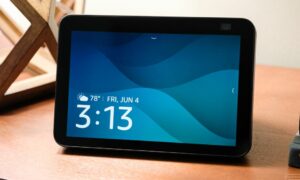 Amazon'un yeni Echo Show 8'i biraz daha hızlı ve daha iyi bir kameraya sahip