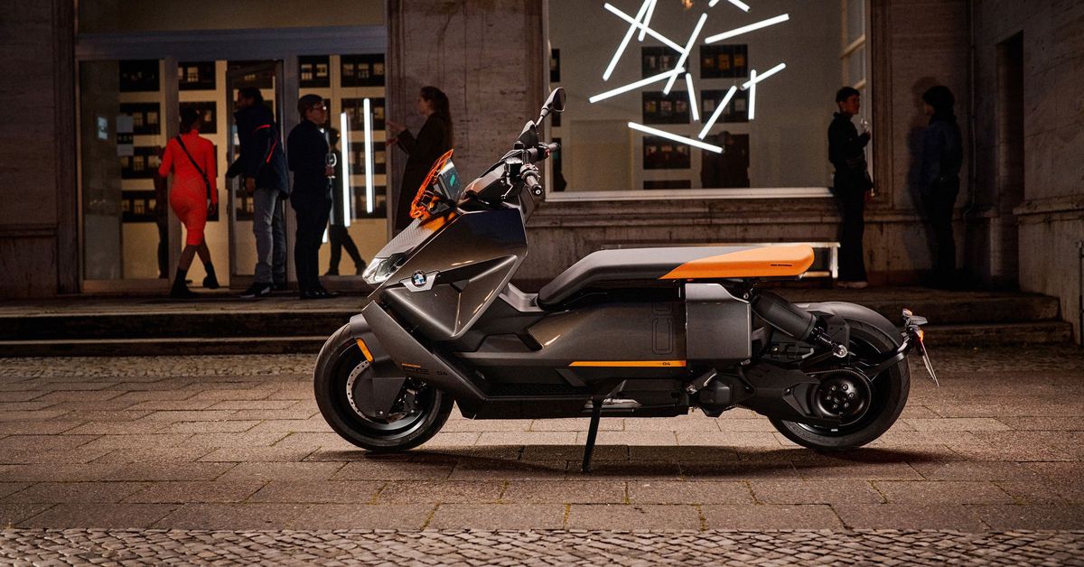 BMW aslında fütüristik CE 04 elektrikli scooter'ı yapıyor