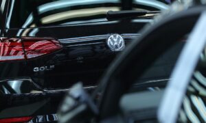 Volkswagen ve BMW, daha kirli arabalar yapmak için gizli anlaşma yaptıkları için 1 milyar dolar para cezasına çarptırıldı