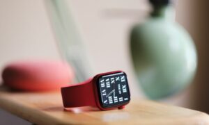 Apple Watch Series 7'nin düz kenarları ve daha büyük ekranları olduğu bildiriliyor