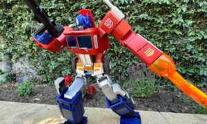 Bu 750 dolarlık kendi kendini dönüştüren Optimus Prime, Hasbro'nun nihai oyuncağıdır.