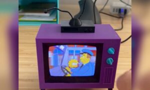 Bu küçük Simpsons TV, küçük Simpsons TV izlemenizi sağlar