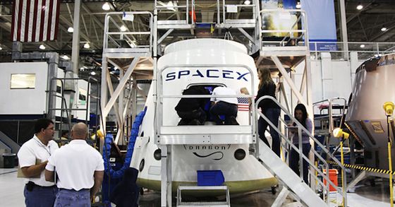 Elon Musk: 'Bezos, SpaceX'e dava açmak için tam zamanlı bir işi sürdürmek için emekli oldu'