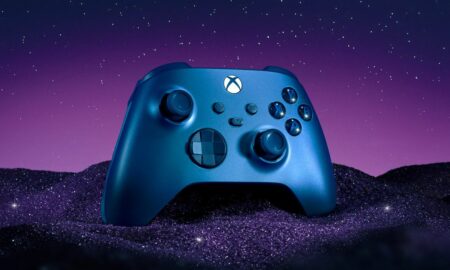Microsoft'un en yeni Xbox denetleyicisi göz kamaştırıcı bir mavidir ve kauçuk yan tutamaçlara sahiptir