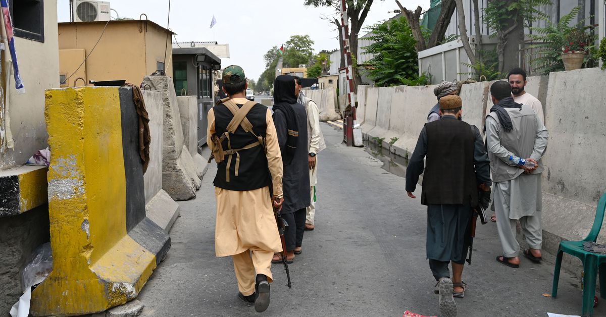 Platformlar, ABD'nin kaotik geri çekilmesi sırasında Taliban politikasıyla mücadele ediyor