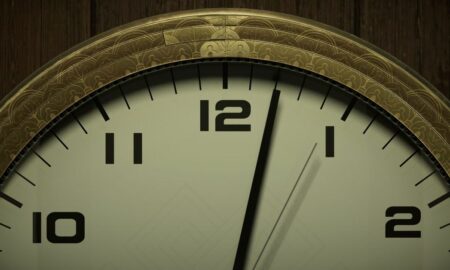 Twelve Minutes, arkadaşlarla daha iyi olan garip bir interaktif gerilim filmi.
