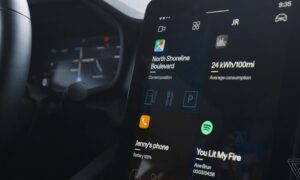 Android Auto, arabanızla uğraşmayı daha az dikkat dağıtıcı hale getirmek için yeni bir görünüme kavuşuyor