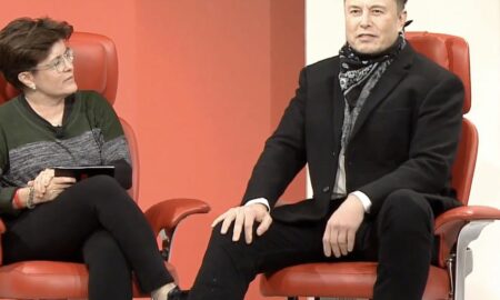 Elon Musk'tan Jeff Bezos'a: 'Ay'a giden yolu dava edemezsin'