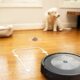 iRobot'un en yeni Roomba'sı köpek kakasını önlemek için AI kullanıyor