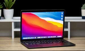 M1 MacBook Air şu anda birden fazla perakendecide 150 $ indirimde