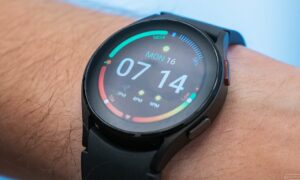 Samsung Galaxy Watch 4, bugün ücretsiz kablosuz şarj cihazıyla 20 $ indirimde