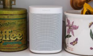Sonos, Google'ın aynı anda birden fazla sesli asistan sunmasını engellediğini söyledi