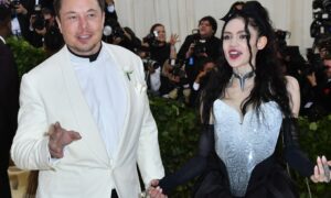 SpaceX'in kurucusu Elon Musk ve Grimes, üç yıllık bir ilişkinin ardından "yarı ayrı" olduklarını söylüyor