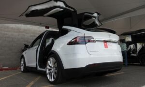 Tesla, Autopilot'taki bir Model X'in beş memura çarpmasından sonra Teksas polisleri tarafından dava edildi