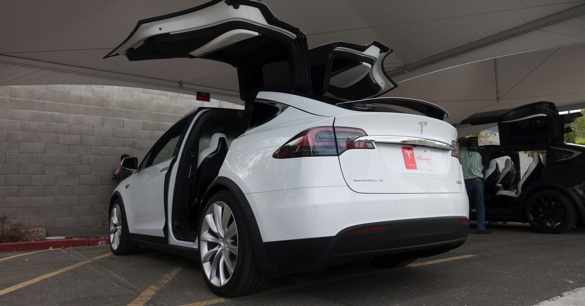Tesla, Autopilot'taki bir Model X'in beş memura çarpmasından sonra Teksas polisleri tarafından dava edildi