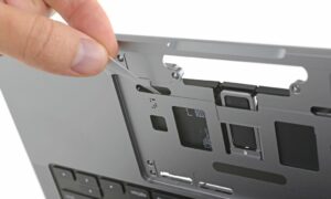 2021 MacBook Pro'nun iFixit yıkımı, daha kolay pil takaslarını ortaya koyuyor