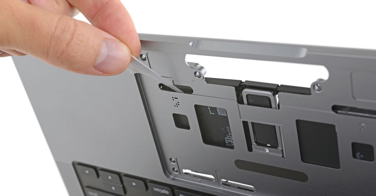 2021 MacBook Pro'nun iFixit yıkımı, daha kolay pil takaslarını ortaya koyuyor