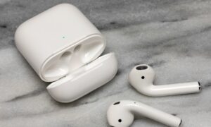 Apple'ın ikinci nesil AirPod'ları 30 dolarlık kalıcı bir fiyat indirimi aldı