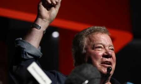 Blue Origin resmen William Shatner'ı uzaya gönderiyor