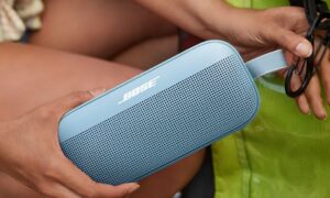 Bose'un yeni SoundLink Flex hoparlörü sağlam bir tasarıma ve "şaşırtıcı" bir sese sahiptir