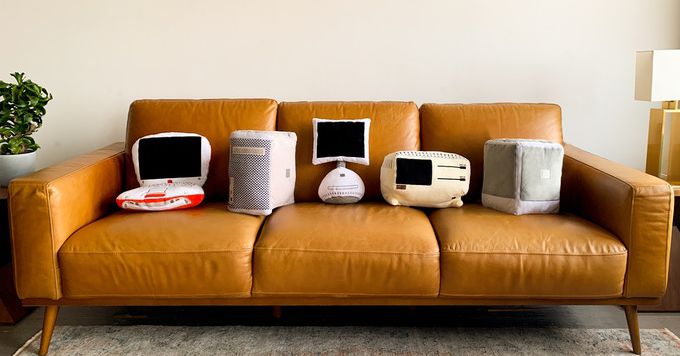 Kanepenizi bilgisayarlarda kapatabilmeniz için Mac şeklindeki yastık üreticileri geri döndü