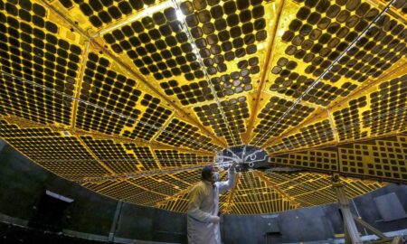 NASA'nın yeni başlatılan Lucy uzay aracı, güneş panellerinden birinde sorun yaşıyor