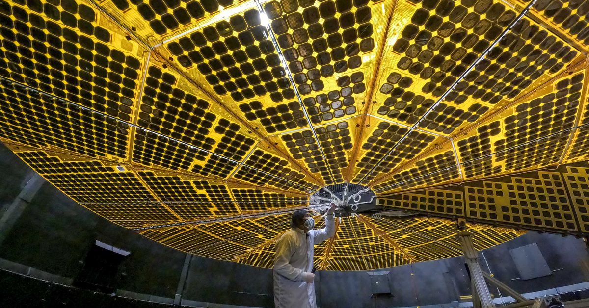 NASA'nın yeni başlatılan Lucy uzay aracı, güneş panellerinden birinde sorun yaşıyor