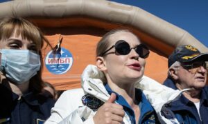 Rus uzay aracı, film ekibiyle birlikte Dünya'ya döndü