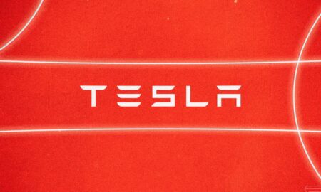 Tesla, testçilerin yanlış çarpışma uyarıları ve diğer hatalardan şikayet etmesinin ardından en son 'Tam Kendi Kendine Sürüş' beta sürümünü kaldırdı
