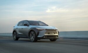 Toyota'nın yeni elektrikli SUV'si Tesla gibi bir güneş çatısına ve direksiyon boyunduruğuna sahip