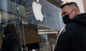 Apple'ın ABD perakende mağaza müşterileri için maske gereksinimlerini aşamalı olarak kaldırmaya başlayacağı bildiriliyor