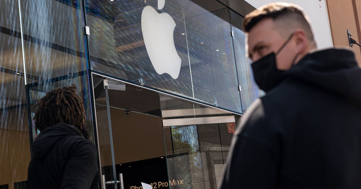 Apple'ın ABD perakende mağaza müşterileri için maske gereksinimlerini aşamalı olarak kaldırmaya başlayacağı bildiriliyor
