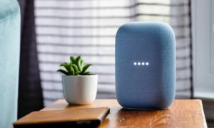 Google'ın Nest Audio hoparlörü bu hafta neredeyse yarı yarıya indirimde