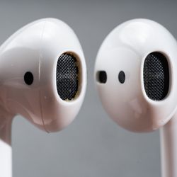 <em>Sağda, bu süreçte adım adım alınan temizlenmiş kulaklık bulunur. sol taraf, karşılaştırma için temizlenmemiş muadili.</em>” /> Sağ tarafta, bu süreçte adım adım gerçekleştirilen temizlenmiş kulaklık bulunur. Solda karşılaştırma için temiz olmayan karşılığı var. Fotoğraf Antonio G. Di Benedetto / The Verge <img decoding=