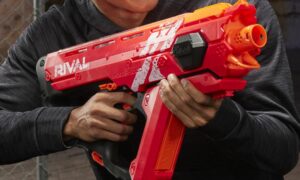 Şimdiye kadar yapılmış en iyi resmi Nerf blaster, Cyber ​​​​Monday için yarı yarıya indirimde