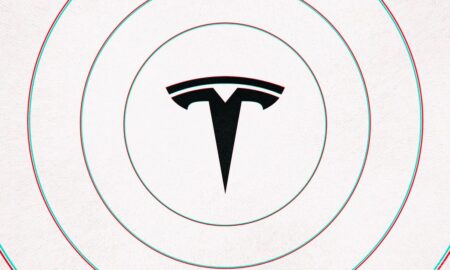 Tesla görünüşe göre bazı şarj istasyonlarına Starlink antenleri kuruyor