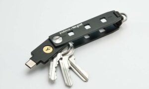 Yubico anahtar düzenleyici, ev anahtarlarınızı düzenli tutar ve YubiKey güvenlik anahtarınızı güvende tutar