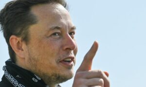 Elon Musk, Raptor motor üretiminin SpaceX'i iflas riskine sokan bir "felaket" olduğunu söyledi