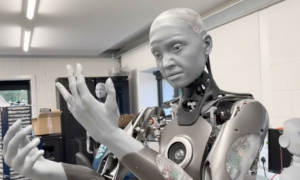 İnsansı bir robot, ürkütücü derecede gerçekçi yüz ifadeleri yapar