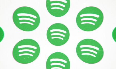 Spotify, telif anlaşmazlığı nedeniyle popüler komedyenlerin içeriğini kaldırıyor